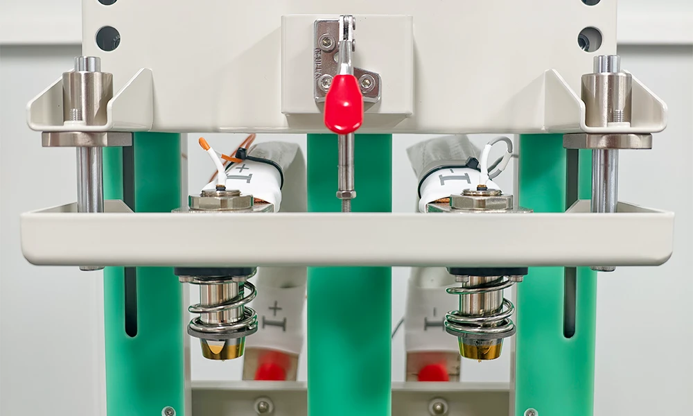 TOB-MDCJ-F1-8CH-D1 5V300A High-Current Prismatic Cell Test Fixture
