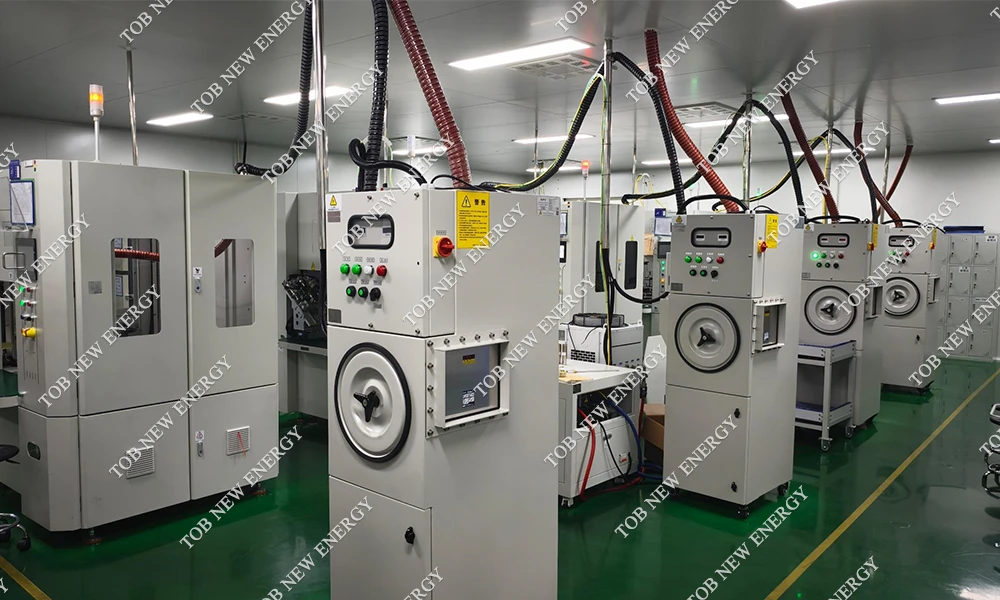 Laser-welding workshop for positive and negative collector discs of 32140 tabless cylindrical cells