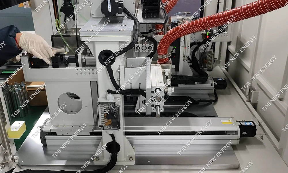 Can-bottom welding for a 32140 tabless cylindrical cell